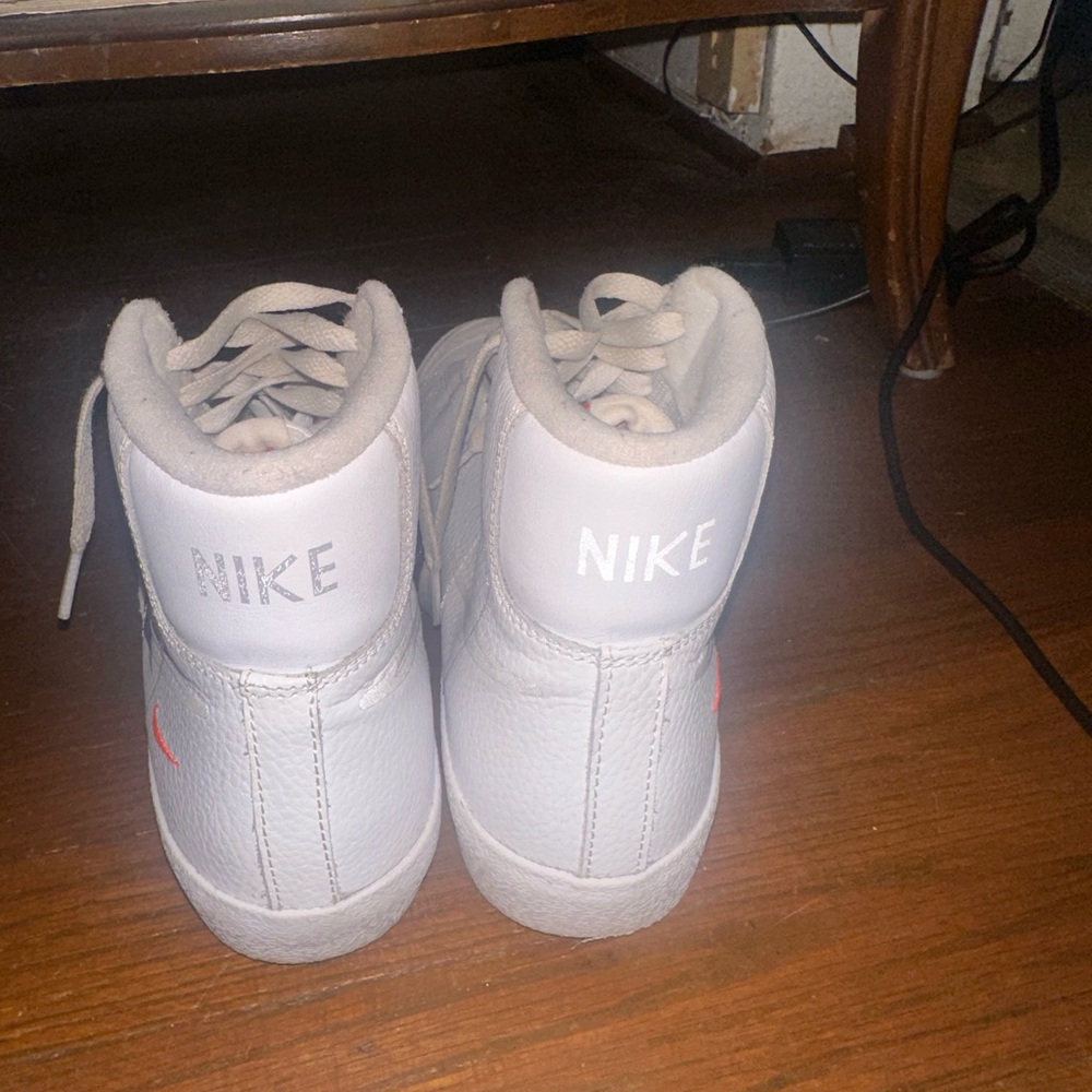 Nike Blazer Mid ‘77 White / Particle Grey / Photon Dust / Bright Crimson